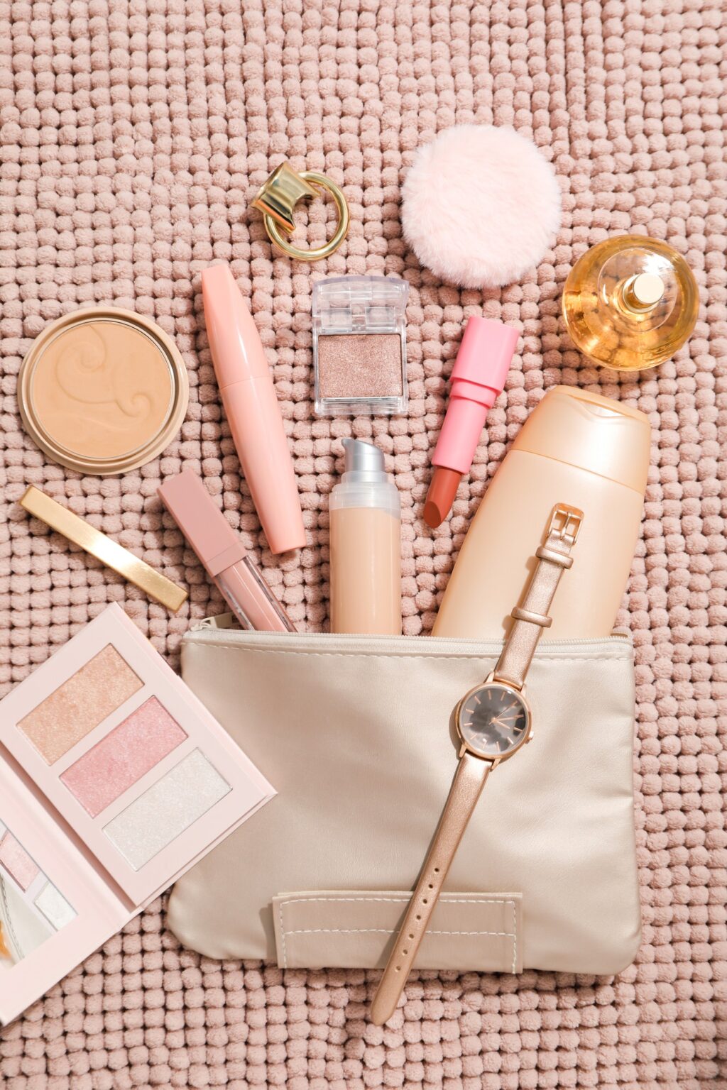 Toilettas met beauty-essentials voor op vakantie